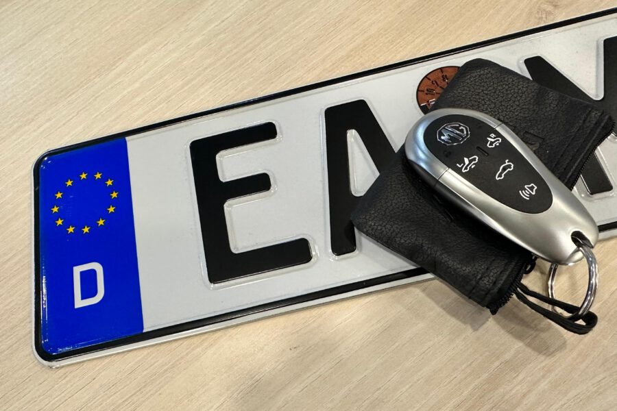 Nummernschild und Autoschlüssel – symbolisch für neue Typklassen und höhere Kfz-Versicherung in Eisenach
