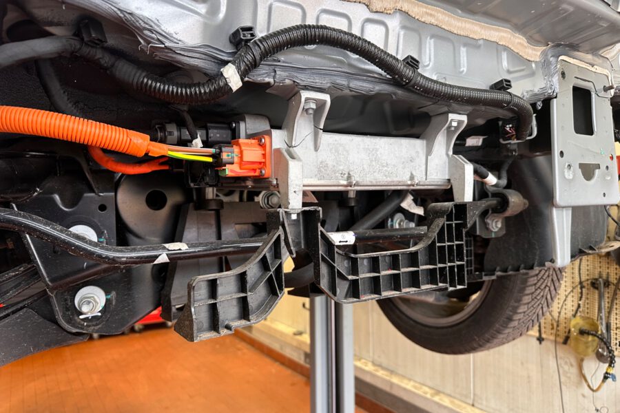 Defekte HV-Komponente an Elektroauto nach Unfall – AV/DC-Wandler Schaden dokumentiert
