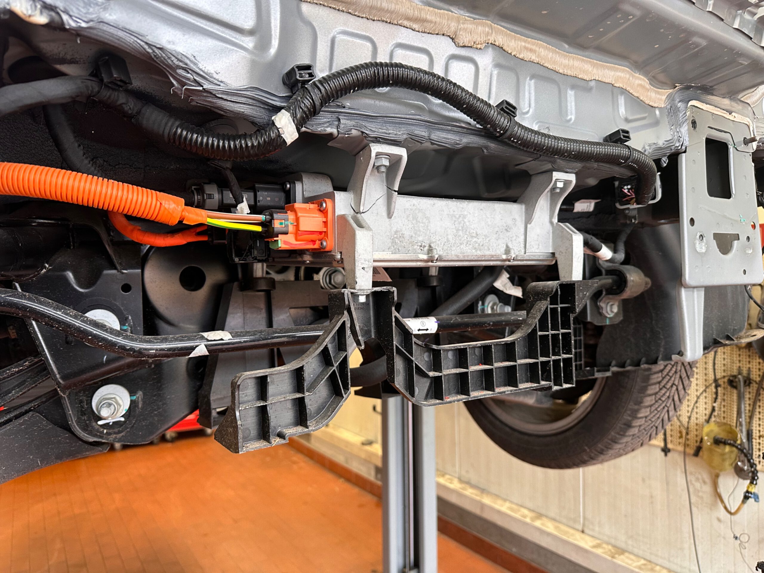 Unfall mit Elektro- oder Hybridfahrzeug – warum ein HV-Gutachter unverzichtbar ist