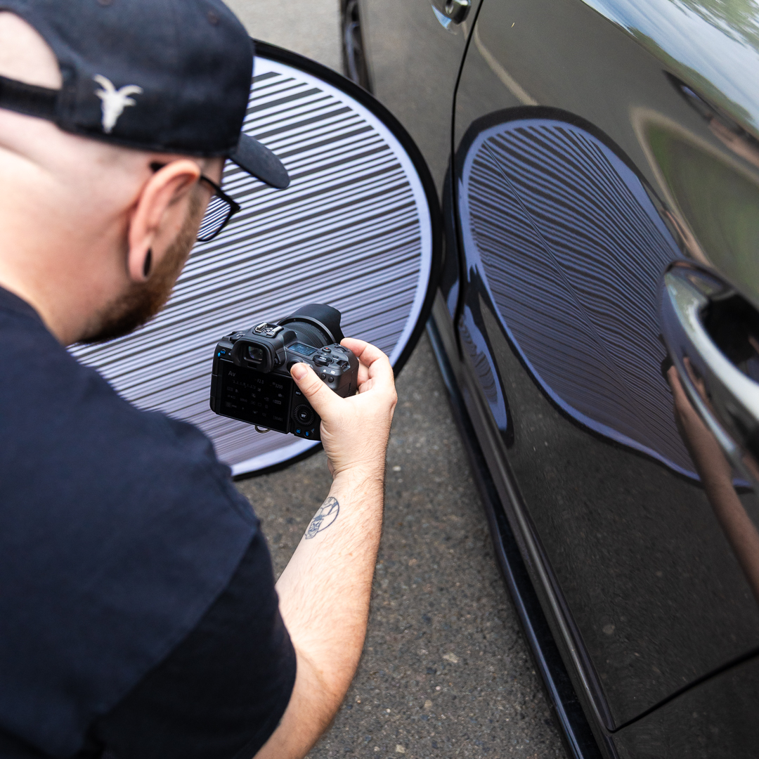 Sebastian Möller Gutachten Sachverständiger mit Kamera und Dellensegel