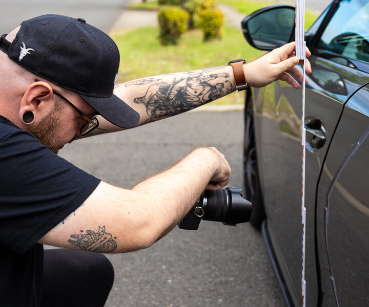 Sebastian Möller Gutachter bei der Arbeit Zollstock Kamera