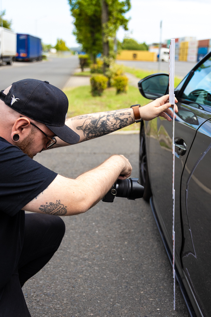 Sebastian Möller Gutachter bei der Arbeit Zollstock Kamera