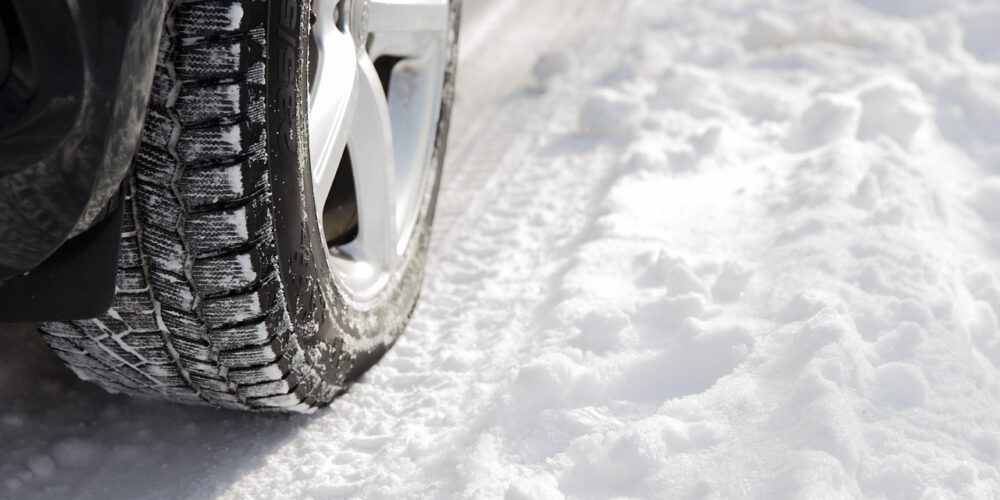 Fahrzeugreifen im Schnee – typisches Winterrisiko für Unfälle und Winterschäden