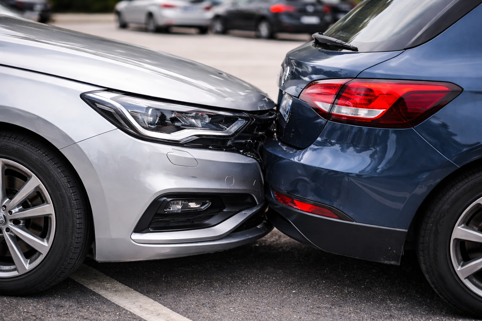 Parkplatzschaden am Neuwagen – Gutachter oder Vollkasko?
