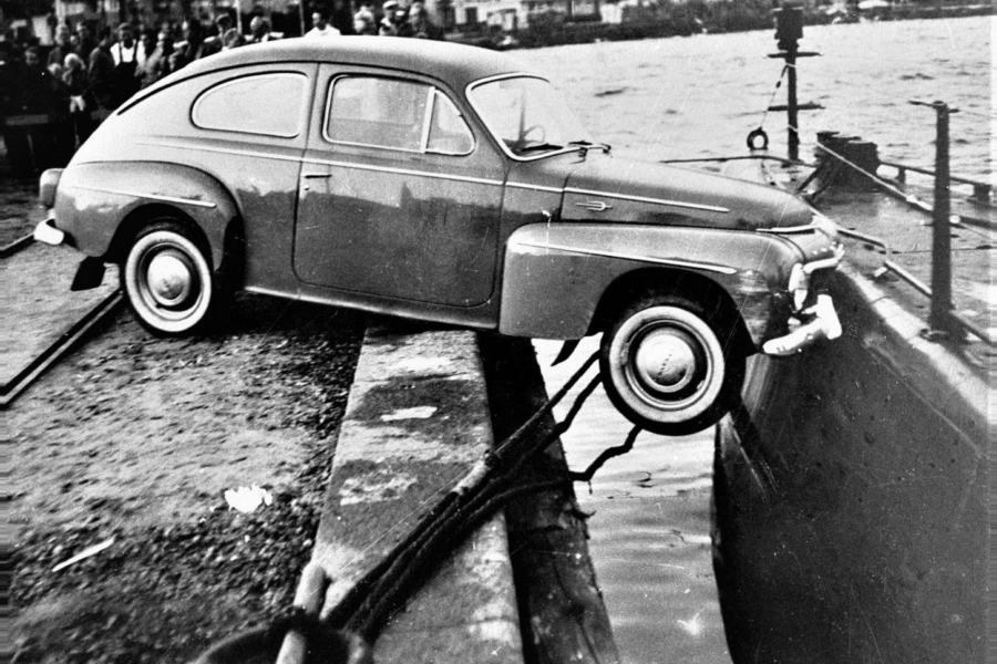 Auto hängt über Hafenmauer nach Unfall mit U-Boot in Schweden 1961