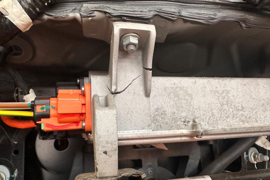 Beschädigter Halter eines Hochvolt-Bauteils in einem Elektrofahrzeug nach einem Heckunfall